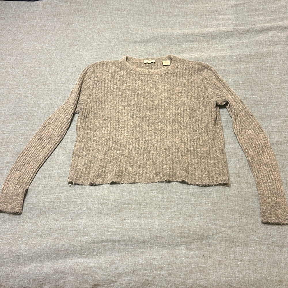 Levi’s • Gray Cropped Sweater